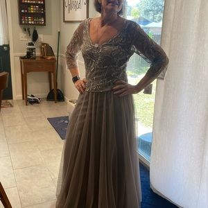 . Floor-length Mother-of-the-bride or mother-of -the-groom dress